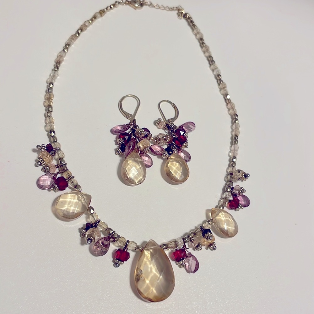 Gorgeous set: a necklace and matching earrings.